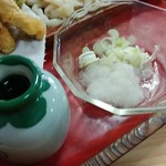 Yoshimi udon - 薬味の小鉢にツユを