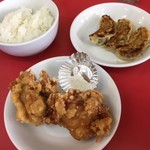 大当り - からあげ＆餃子＆ライス　からあげは熱々ジューシー♪餃子は旨みがしっかりと効いた餡がいい◎ライスはまぜそばの追い飯に必須ですよっ！！　2018/04/28