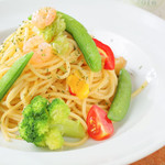 SALUD - 海老と当店オリジナルトマトクリームソースのハーモニーが堪らない自慢のパスタです。