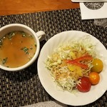 おとなのヒッコリー - ジャーマンハンバーグ丼のサラダ、スープ
      