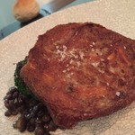 Abats. - 敢えてお肉を細かくミンチせず食感を残したワイルドなアンドゥイユです　ワインがいくらあっても足りない美味しさ！