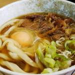 手打うどん こみや - 肉うどん　卵トッピング