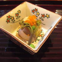いっ木 - 細魚、煮凝りの上に甘海老、海老の子、うすい豆に蕨。