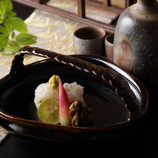 The best dishes served in the best vessels by ceramic artist Koichi Uchida and Hasegawa.