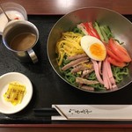 Kamiichiban - 冷やし中華(醤油ORゴマ)850円　カップに入っているのがタレ。