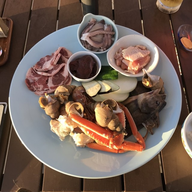 日本 北海道 函館きくよ食堂bay Area 1956年創業堅持使用炭火料理的在地知名食堂 還有用炭火蒸煮的釜飯鍋必點元祖海鮮巴丼以及炭火烤的知床雞平價又好吃 堅持傳統炭火烤的好味道 Mika出走美食日誌