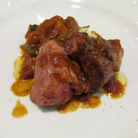 リストランテ ハナタニ - メイン肉料理―小鳩のロトロ 夏野菜の煮込みとクスクス添え ローズマリーの香りを付けた鳩の胸から取ったソース