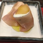 光壽おおやま - プラムとガーリックチーズの生ハム巻き