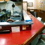 変形コの字型のカウンター席のみ。