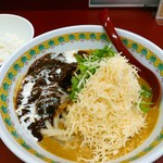 チーズは蓮華に山盛３杯、ビーフシチューにはお肉もそれなりに。トマトの酸味や赤ワインの苦味はなく、なかなかの美味しさ。野菜は生の水菜とスライスした玉葱。