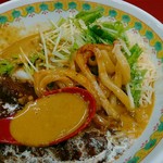 カレーうどん屋 咲々 - 讃岐うどんを謳うわりには以前は腰が強く感じられたが、ら肉うどんの南哲のやたら強い腰のうどんが僕の中の標準になっていて、今回は程好い腰に感じられた。スープはドロっとしています。