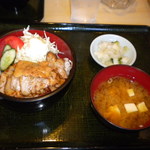 旬菜　かわづ - 料理写真:豚キムチ丼（味噌汁、漬物付）