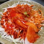 華木綿 - イカフェ。大根ときゅうりのサラダの上にイカの刺身が乗っかって甘辛いたれが美味しい