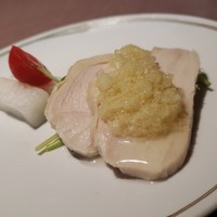 中国料理 美麗華 - 蒸し鶏の生姜掛けと大根の甘酢です。