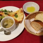 オステリア スドウ - スープやサラダなど本日の1皿、自家製フォカッチャ2種、オリーブオイル