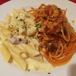 OSTERIASUDO - 右は色々なキノコと鶏の旨味が溶け込むトマトソース、左はほぐしたサルシッチャと白菜がペンネに絡むまろやかクリーム