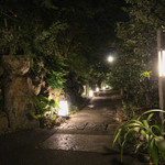 洋食 つばき - 駐車場から店舗へのアプローチ☆