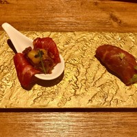 焼肉 うしみつ 恵比寿本店 - うしみつ極みユッケと炙り寿司盛り合わせ