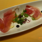 スタジオーネ フルッティフィカーレ - アミューズ（白桃と生ハムとモッツァレラ）