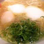 黄金の塩らぁ麺　ドゥエイタリアン - 玉子とならんでいるのは、ゴルゴンゾーラチーズ