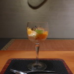 日本料理 幸庵 - バニラアイスの沖縄マンゴー、シャインマスカット、桃、ナガノパープル添え ワインゼリーがけ