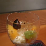 日本料理 幸庵 - バニラアイスの沖縄マンゴー、シャインマスカット、桃、ナガノパープル添え ワインゼリーがけアップ