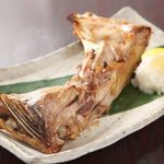 Hakata Motsunabe Sakaba Kaneko Masutarou - 魚の中でもよく動く部位なので、柔らかく旨みも豊富です。
      オーブンでこんが焼き上げます。