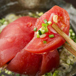 Hakata Motsunabe Sakaba Kaneko Masutarou - トマトを秘伝のだしで漬け浸しにしてみました。　日本の冷製と言えば長茄子が定番でしたが、湯むきしたトマトに和風だしがたっぷり染みて普通のトマトサラダより優しい味わいになっています。是非お試しください！