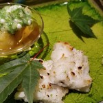 馳走 啐啄一十  - ②鱧(愛媛県伊予灘産)の焼き霜、浸し茄子とおくら
      丁寧に骨切り後、表面をパリッと炭火で焼いてありますが、中身はしっとりとした食感が残っており、複雑な味わいが楽しめます。
      茄子とおくらは爽やかな味わい。