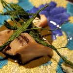 馳走 啐啄一十  - ④煮黒鮑(広島県呉産)、川のり(高知県四万十川産)
      黒鮑は柔らかく噛むほどに旨みが拡がり、肝ソースの磯の薫り、川のりの清廉な薫りが鼻腔を抜けていき、夏の到来を感じます