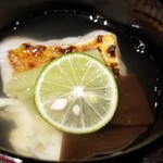 馳走 啐啄一十  - ⑥焼き伊勢海老(三重県伊勢湾産)、赤甘鯛(山形県庄内産)、冬瓜、木耳、酢橘
      利尻根布と鮪節の出汁の椀
      伊勢海老は数日寝かしたものを炭焼きされ、甘みが引き出されています
      赤甘鯛は味わいの濃さを感じました