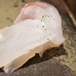 馳走 啐啄一十  - ⑧真鯛 (山口県柳井産・30%放血の脱水仕込み・3日寝かせ)
      産卵期は春～初夏、旬は秋～晩冬
      漸く産卵期のダメージから回復し、脂のりも改善してきました。
      爽やかな甘みと旨みを感じます。