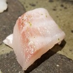 馳走 啐啄一十  - ⑩伊佐木(大分県姫島沖産・2日寝かせ後+塩脱水して1日寝かせ)
      産卵期は初夏～初秋、旬は晩春～夏。
      姫島沖の伊佐木は瀬戸内では断トツ。
      モチモチ食感と深い旨みは別格。