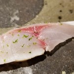 馳走 啐啄一十  - ⑬瀬付き真鯵(愛媛県産・3日寝かせ)
      産卵期は春～夏、旬は秋～冬。
      瀬付きで脂のりも良いですが、身の味わいが濃いです。