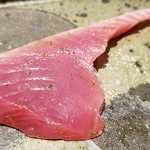 馳走 啐啄一十  - ⑭鰹(静岡県御前崎産・サスエ前田鮮魚店・7日熟成)
      血抜きされた極上の御前崎根付き鰹。
      血生臭く無く、身がプルプルと震える程の弾力。
      鰹の薫りが素晴らしく、脂のりがハッキリ分かります。