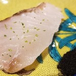 馳走 啐啄一十  - ⑮鰆(九州産・7日寝かせ)
      産卵期は春～初夏、旬は秋～冬。
      それほど大きくない鰆ですが、脂のりは良く、寝かせてあるので旨みが引き出されています。