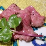 馳走 啐啄一十  - ⑰栃木牛(栃木県産・未経産牝牛・A5)のイチボのローストビーフ
      備長炭でじっくり焼き上げられ肉自体の旨みが増していますし、 芳ばしく薫り立っています。