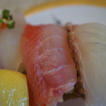 回転鮨 清次郎 - 鯛三点盛（左：目鯛、中：金目鯛、右：真鯛）
