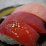 回転鮨 清次郎 - まぐろ三点盛り（前：漬け、中：赤身、奥：ビンチョウのトロ？）