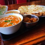 ネパール インド料理店 シーマ - バターチキンカレーセット。チーズナンに変更。