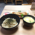 大黒 - かやくご飯と白味噌の味噌汁玉子入りと
      カレイの煮付け