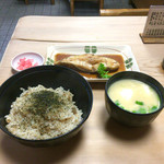 大黒 - かやくご飯と白味噌の味噌汁玉子入りとカレイの煮付け