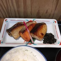 日本料理 魚久 本店 - あじみせ定食。左から本さわら、さけ、ぎんだら('18/08/11)