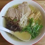 らーめん 悠悠亭 - 塩ラーメンのアップ