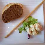 パスタフレスカ ラメーラ - ポテトとツナのサラダ、2種のパンスライス、グリッシーニ