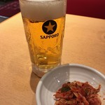 李朝園 - キムチをアテに、生ビールいただきま〜す