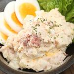 Hakata Tetsunabe Gyouza Hanamaru - コンビーフハッシュとゆで卵のサラダ