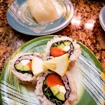 回転寿司 トピカル - イカとサーモンロール