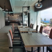 中国料理 滄 - 磨き上げられた窓の外には夏の風景が。（左側）