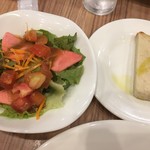 グランドゥーカ - サラダ、パン